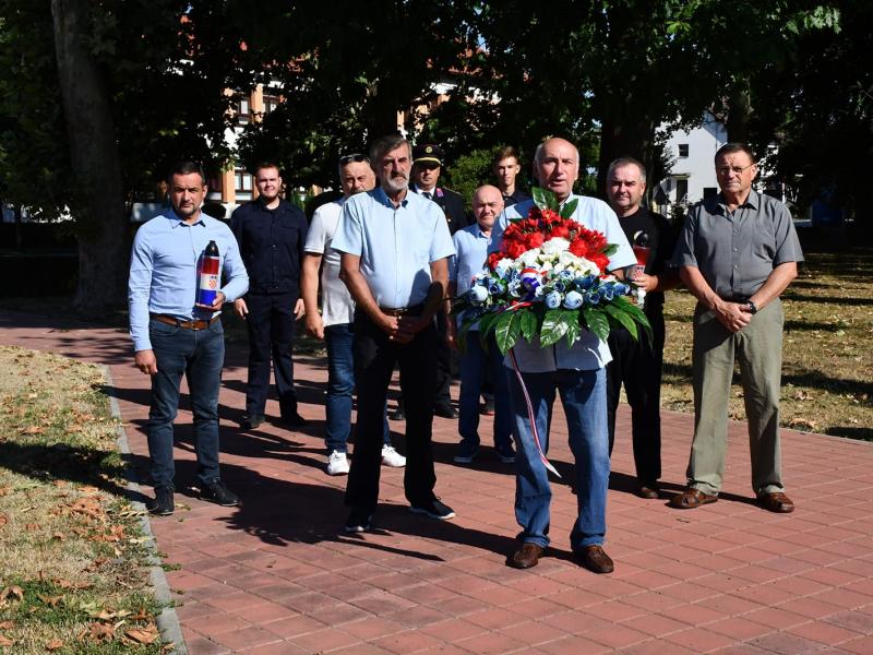 Odavanje počasti poginulim i umrlim braniteljima