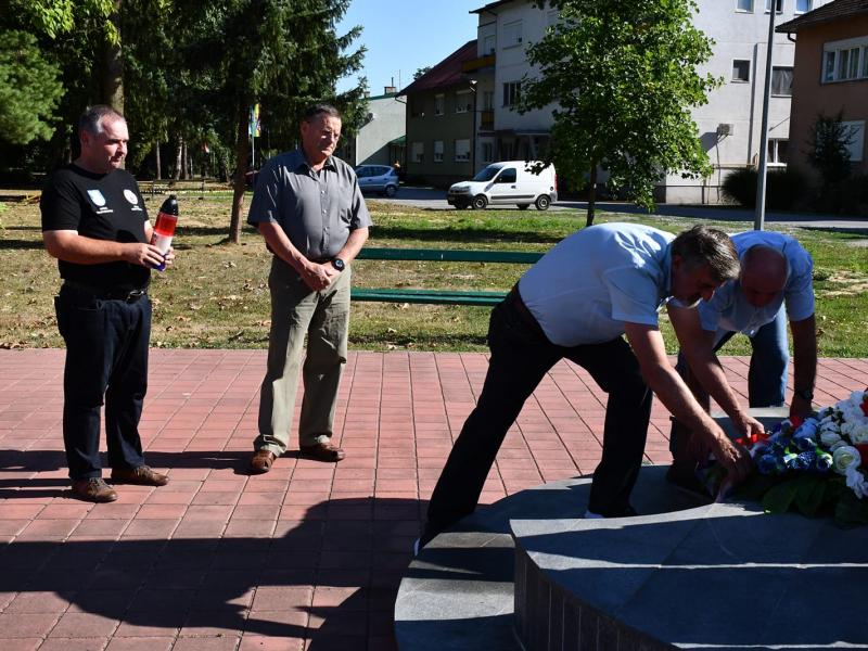 Odavanje počasti poginulim i umrlim braniteljima