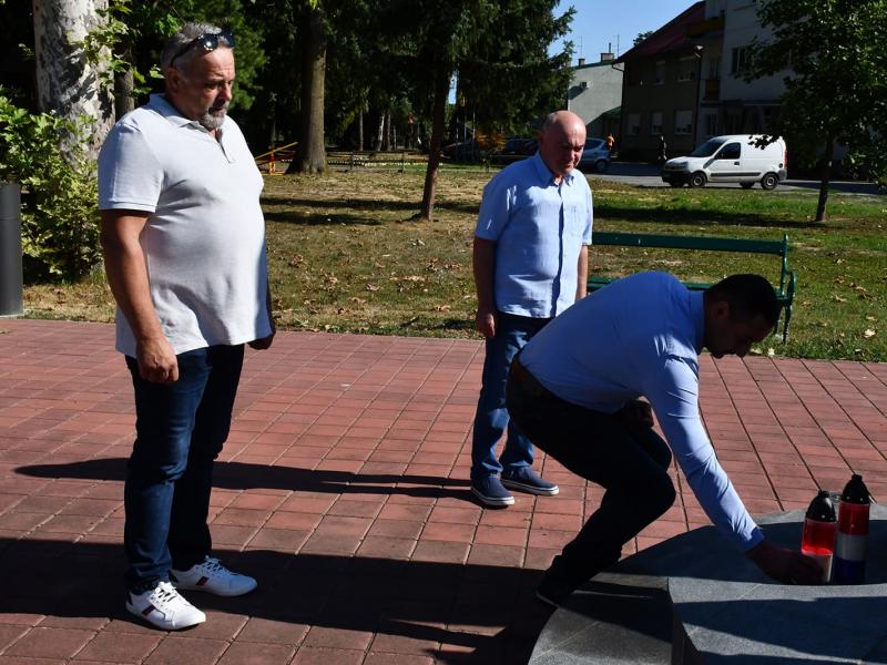 Odavanje počasti poginulim i umrlim braniteljima