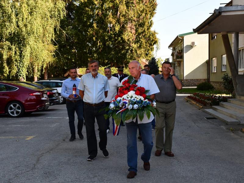 Odavanje počasti poginulim i umrlim braniteljima