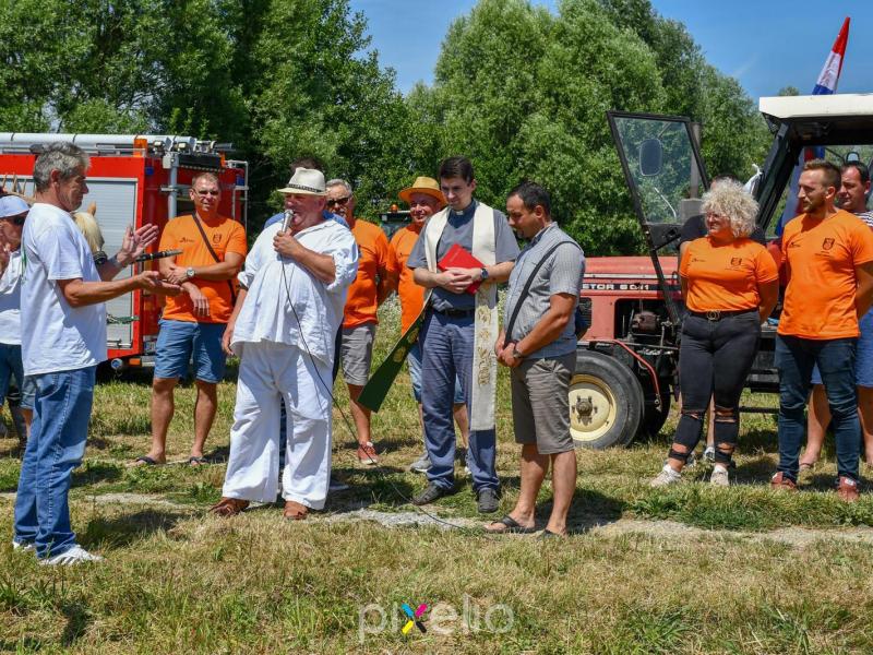 Žetva u Velikom Grđevcu