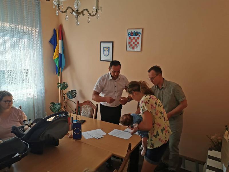 Podjela naknada roditeljima novorođene djece  s područja Općine Veliki Grđevac