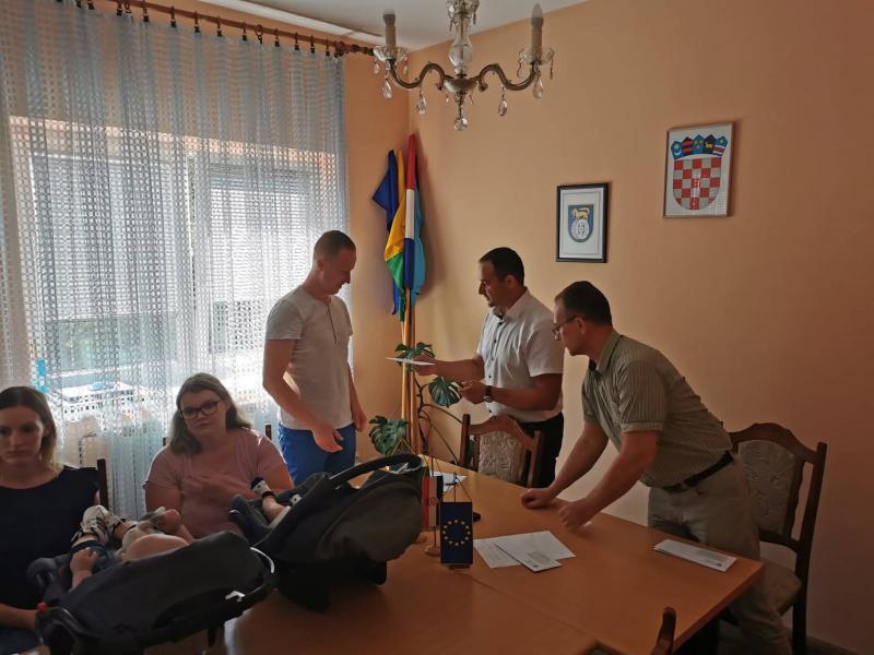 Podjela naknada roditeljima novorođene djece  s područja Općine Veliki Grđevac