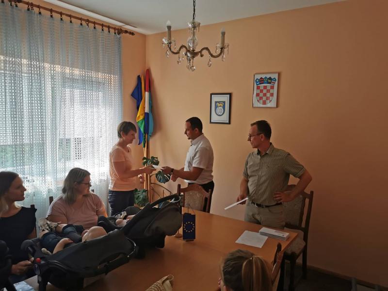 Podjela naknada roditeljima novorođene djece  s područja Općine Veliki Grđevac