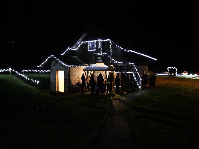 Otvorenje adventa na Lovrakovom centru i paljenje prve adventske svijeće