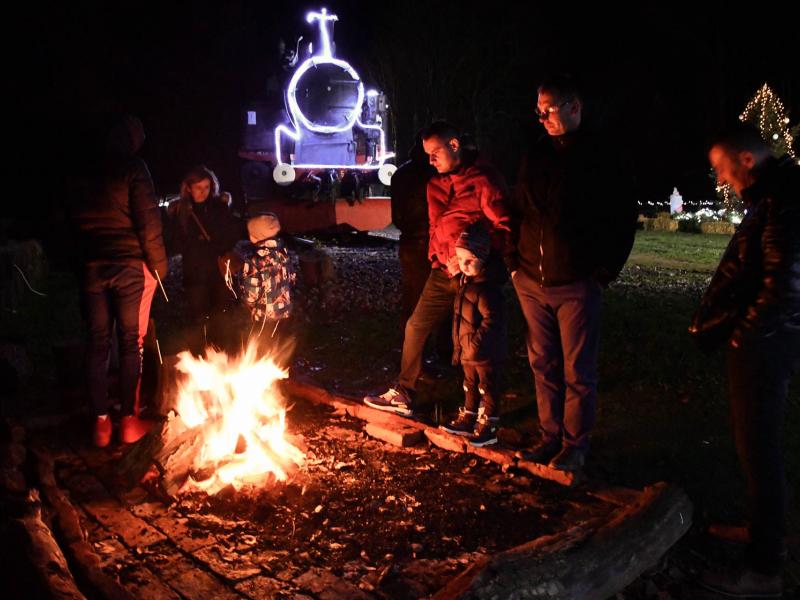 Otvorenje adventa na Lovrakovom centru i paljenje prve adventske svijeće