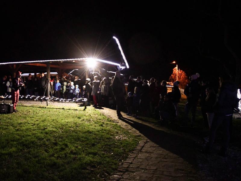 Otvorenje adventa na Lovrakovom centru i paljenje prve adventske svijeće