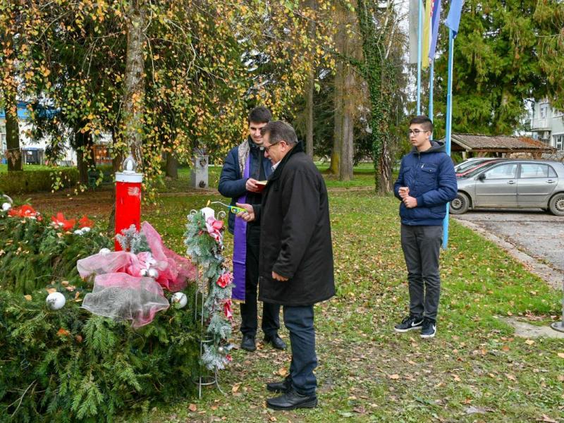 Otvorenje adventa na Lovrakovom centru i paljenje prve adventske svijeće